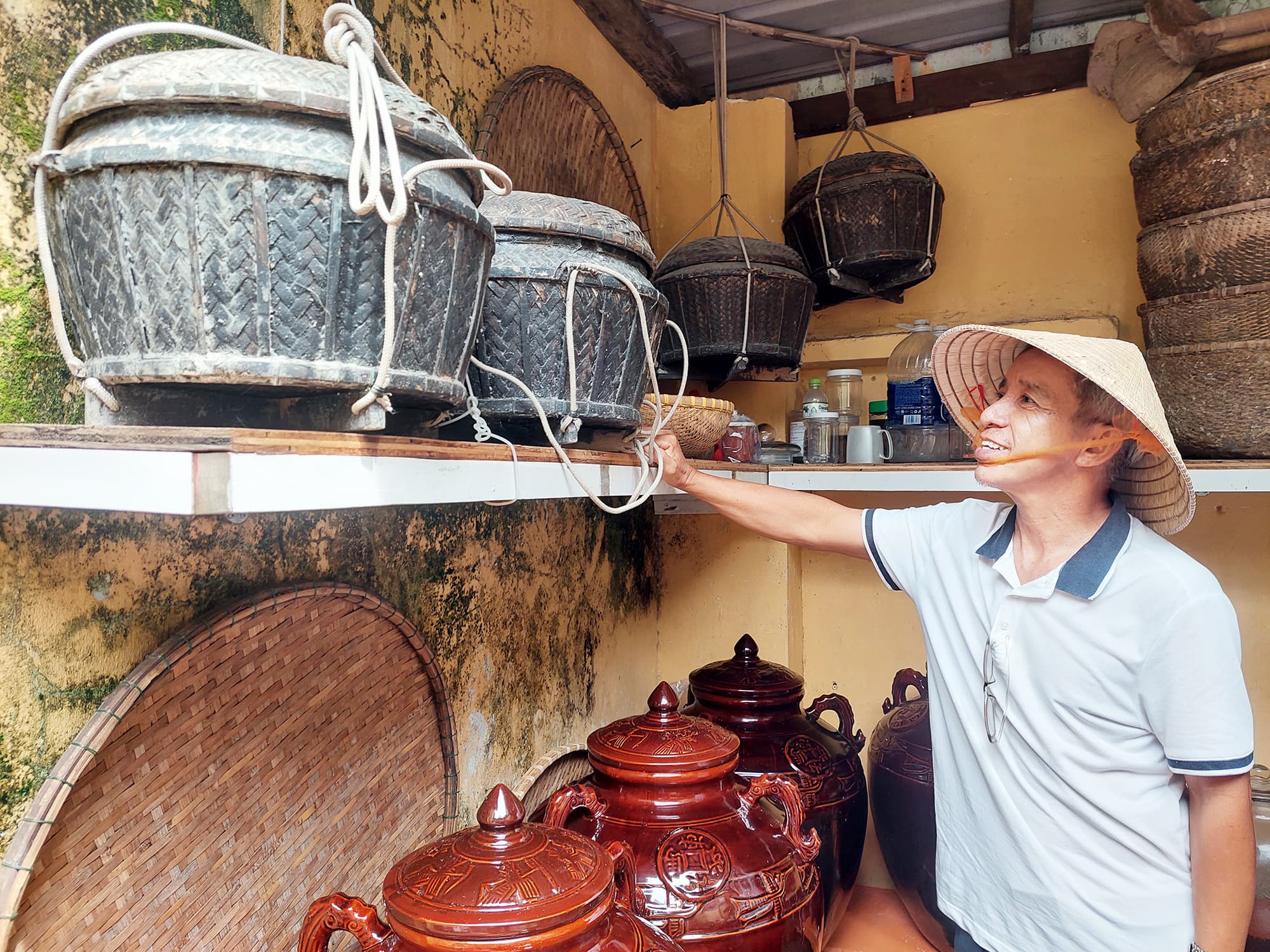 Người 'đa năng' ở làng chài